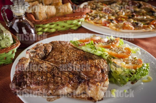 T-bone steak con ensalada 1