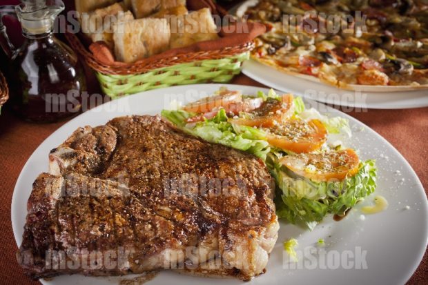 T-bone steak con ensalada
