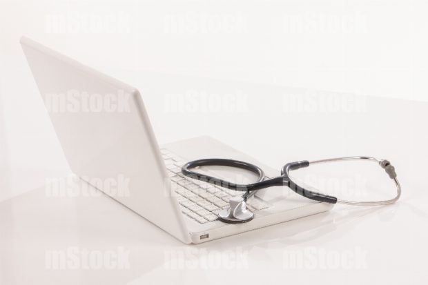 Estetoscopio y computadora portátil 1
