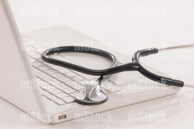 Estetoscopio y computadora portátil 2