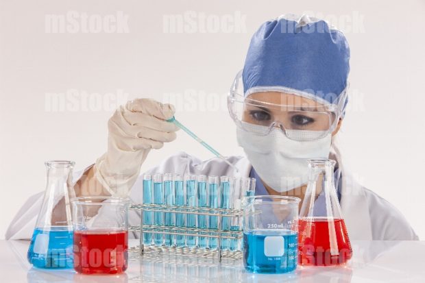 Maestra en clase de química con matraces 1