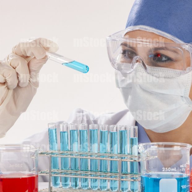 Maestra en clase de química con matraces 2