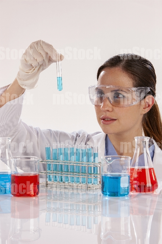 Maestra en clase de química con matraces 3