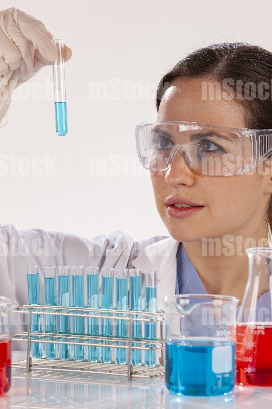 Maestra en clase de química con matraces