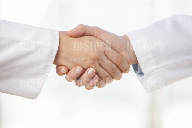 Manos de doctores saludando 1