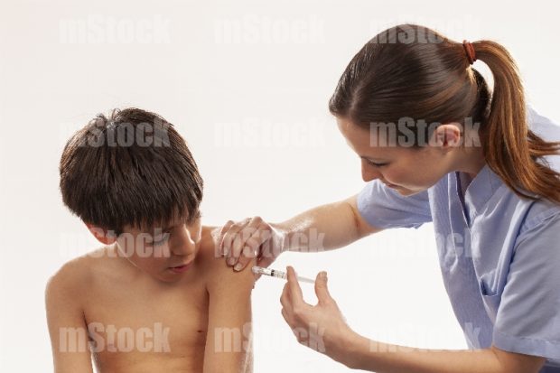 Pediatra aplicando vacuna 1