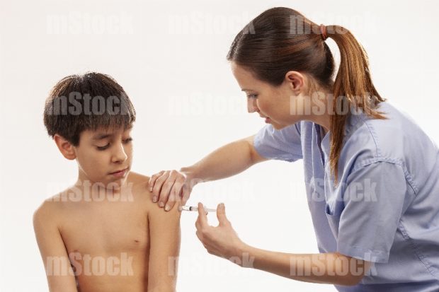 Pediatra aplicando vacuna