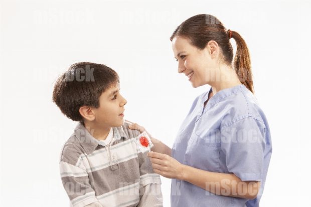 Pediatra dando paleta