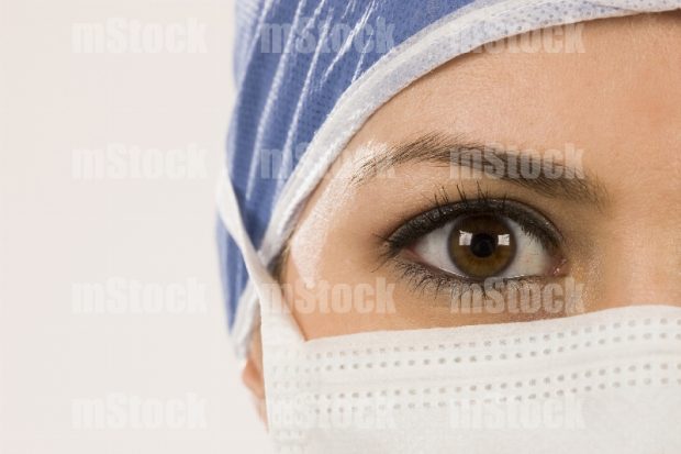 Rostro de enfermera con gorra y cubrebocas 1