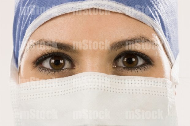 Rostro de enfermera con gorra y cubrebocas