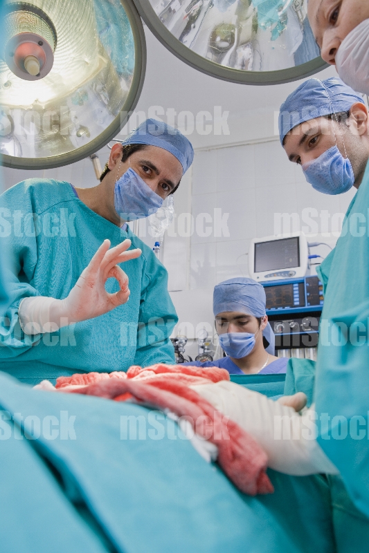 Cirujano contento después de la operación quirúrgica 1