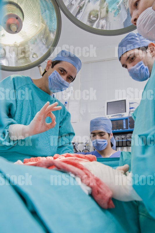 Cirujano contento después de la operación quirúrgica 2