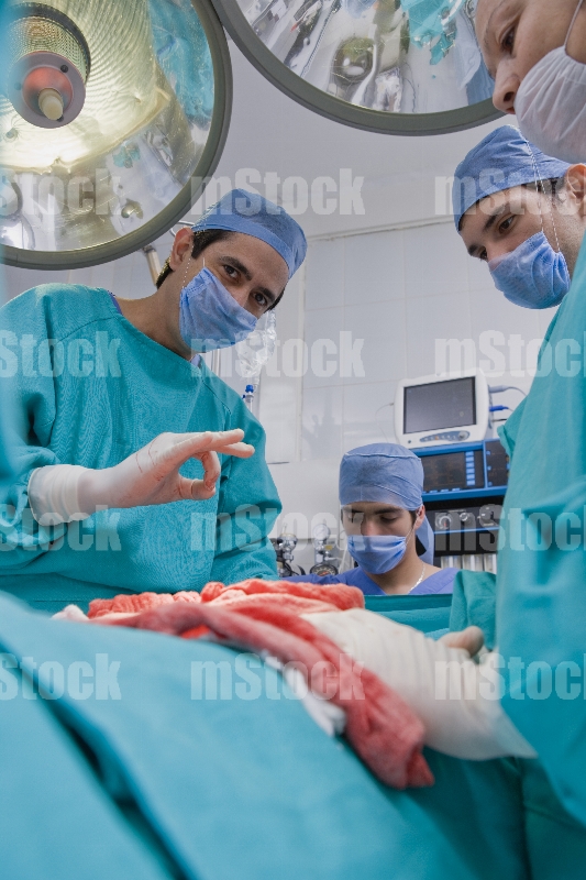 Cirujano contento después de la operación quirúrgica
