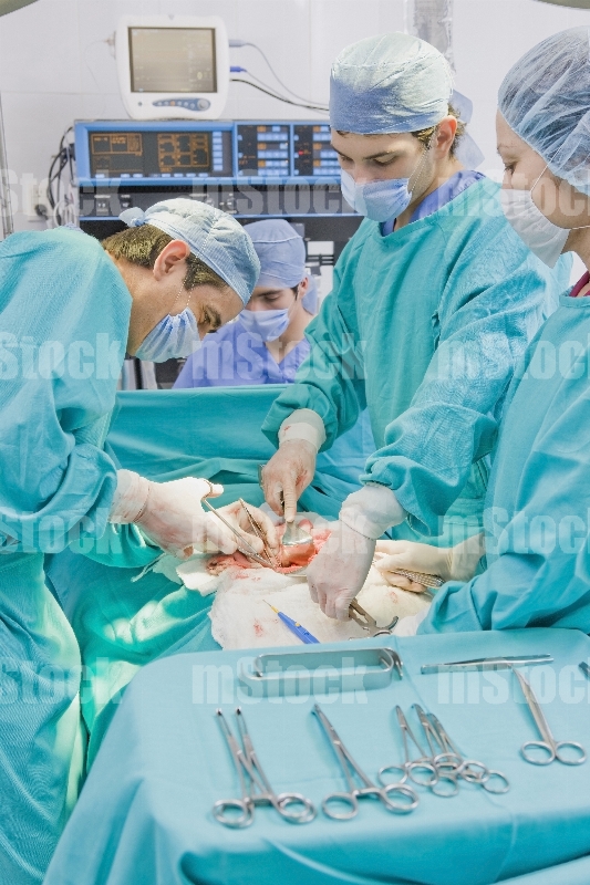Doctor operando en Quirófano 1