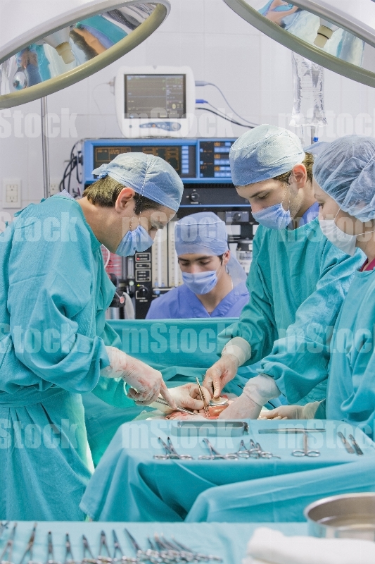 Doctor operando en Quirófano 2