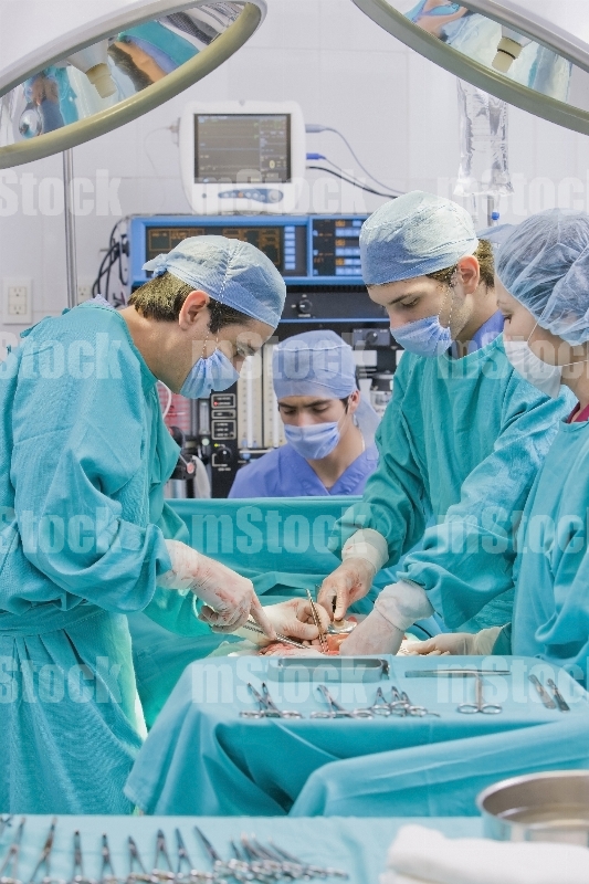 Doctor operando en Quirófano 3