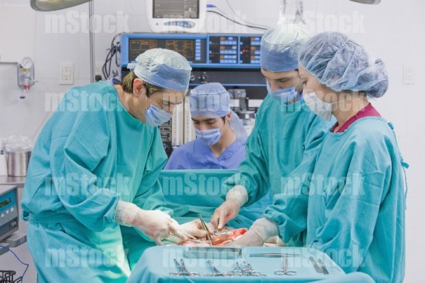 Doctor y Equipo Médico en Cirugía 3