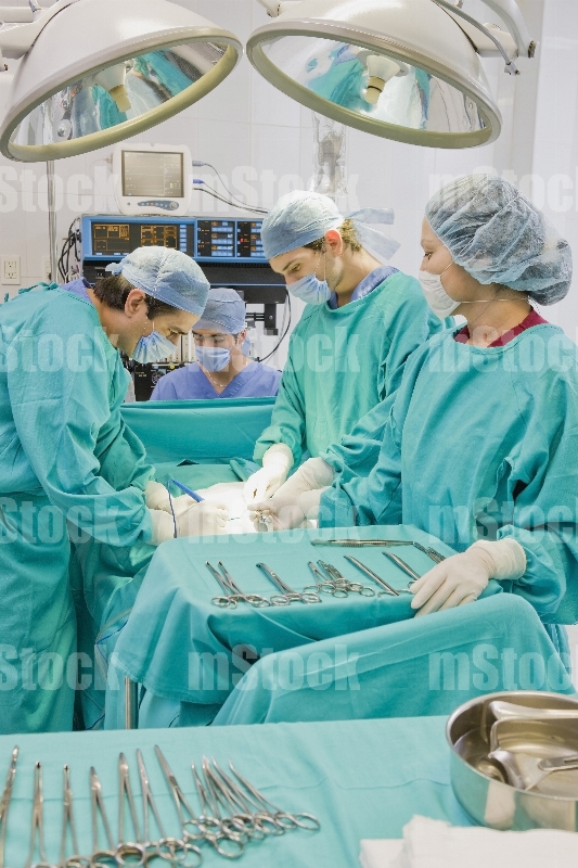 Doctor y Equipo Médico en Cirugía