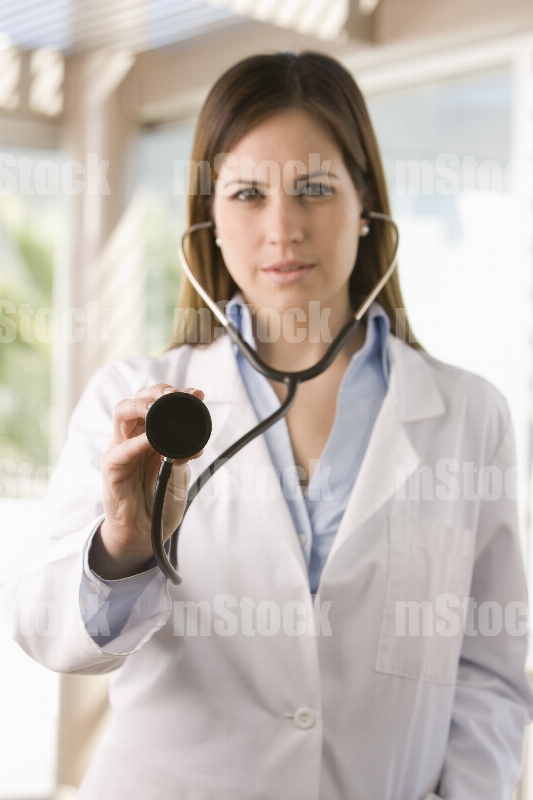 Doctora con estetoscopio 4