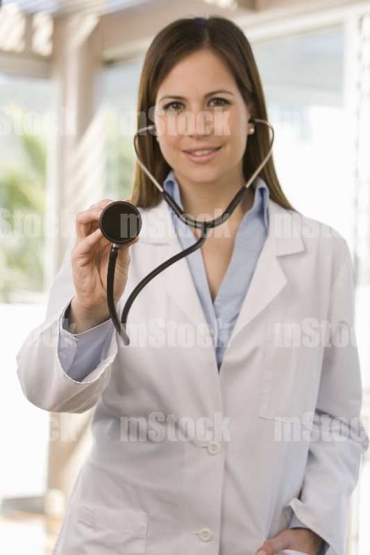 Doctora con estetoscopio 5