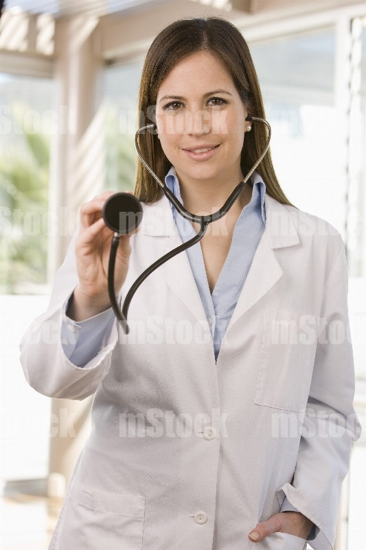 Doctora con estetoscopio 6