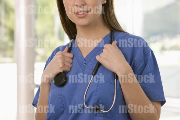 Doctora con estetoscopio 11