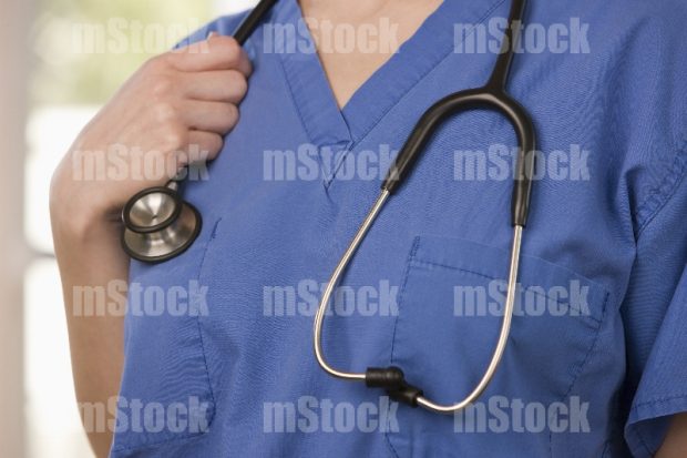 Doctora con estetoscopio 12