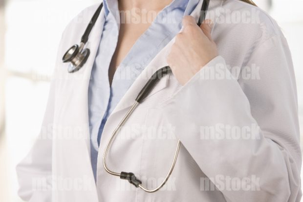 Doctora con estetoscopio 18