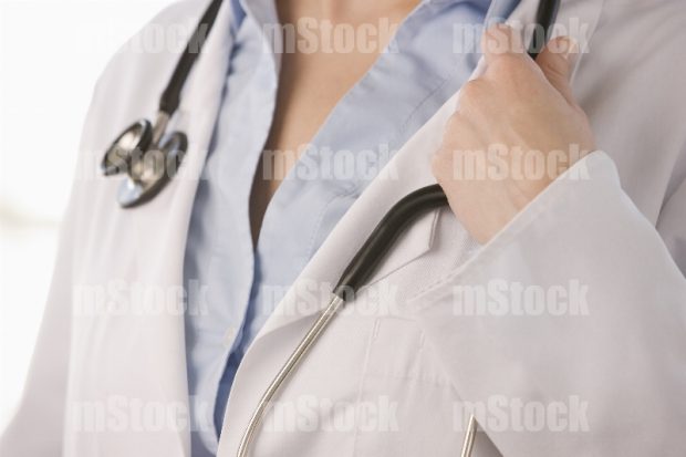 Doctora con estetoscopio 19