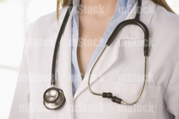 Doctora con estetoscopio 20