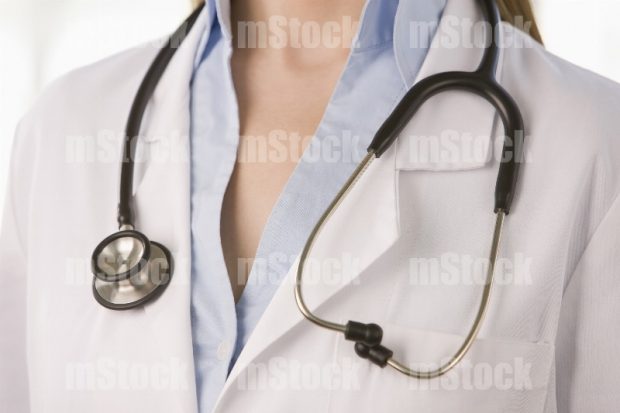 Doctora con estetoscopio 21