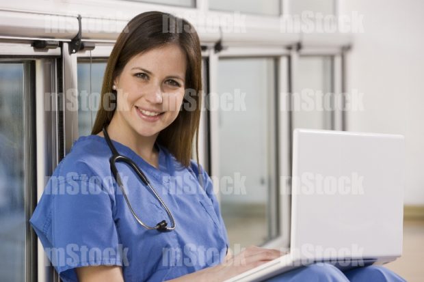 Doctora con computadora portátil y estetoscopio 1