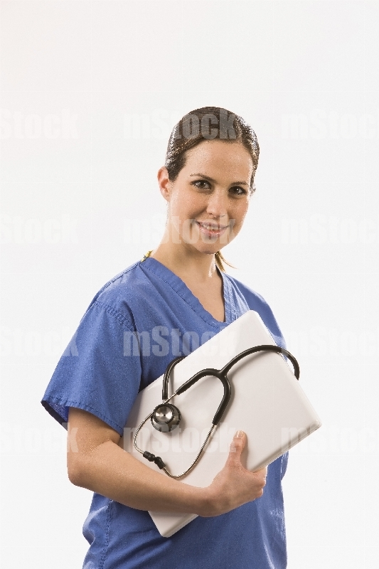 Doctora con computadora portátil y estetoscopio