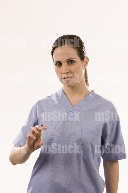Doctora con jeringa
