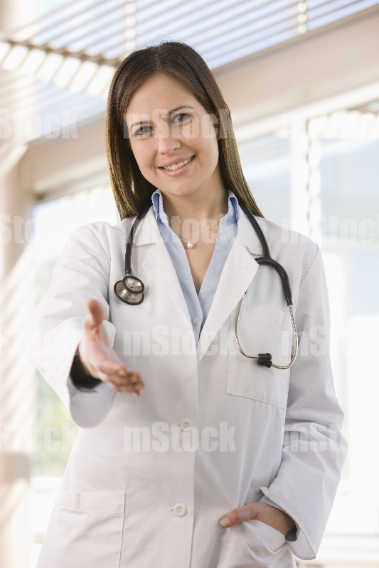 Doctora dando bienvenida 1