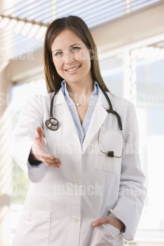 Doctora dando bienvenida 2