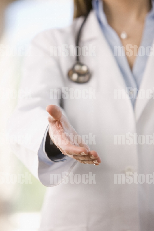 Doctora dando bienvenida 3