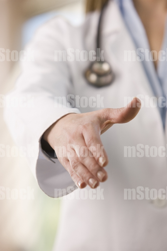 Doctora dando bienvenida 4