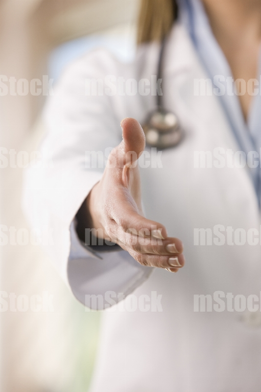 Doctora dando bienvenida 5