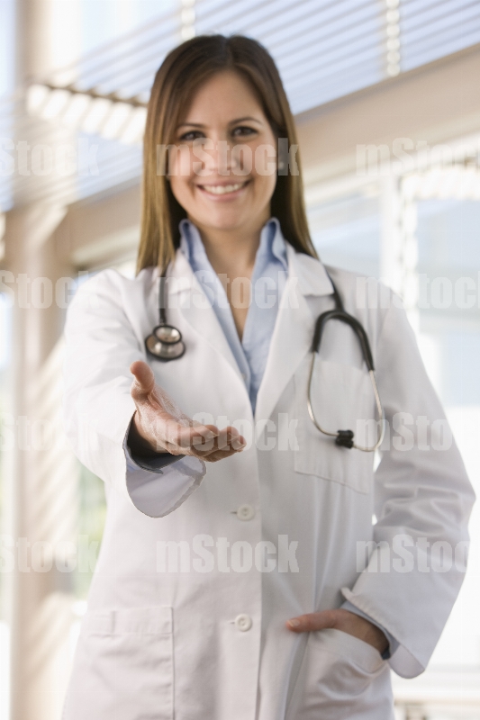 Doctora dando bienvenida 6