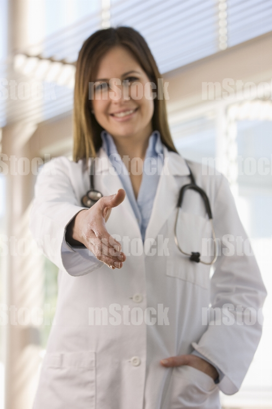 Doctora dando bienvenida 7