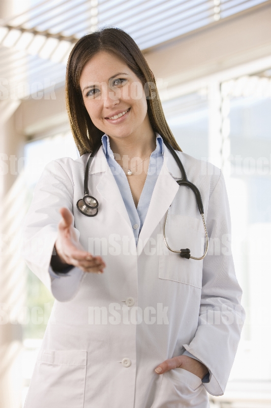 Doctora dando bienvenida