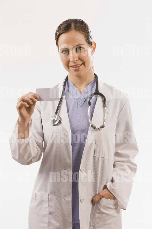 Doctora dando tarjeta de presentación 2