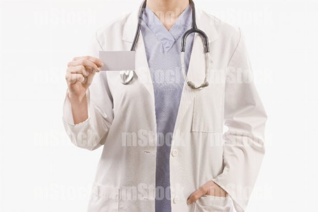 Doctora dando tarjeta de presentación 4