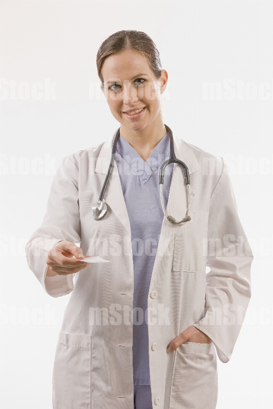 Doctora dando tarjeta de presentación 5