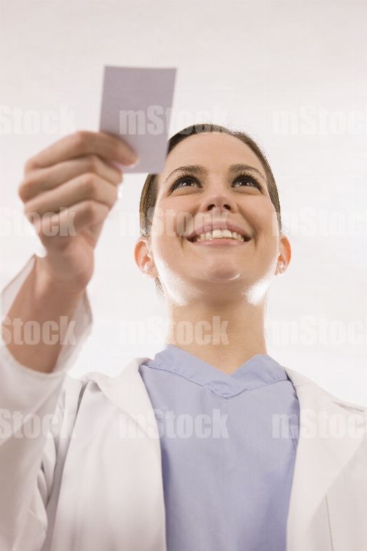 Doctora dando tarjeta de presentación