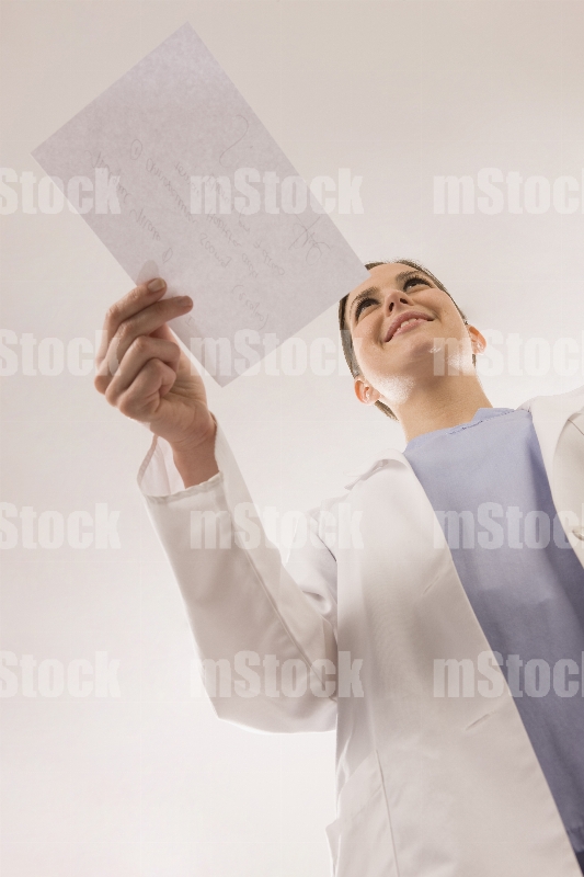 Doctora entregando receta médica 1