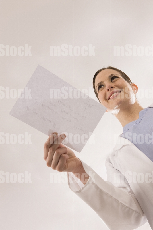 Doctora entregando receta médica 2