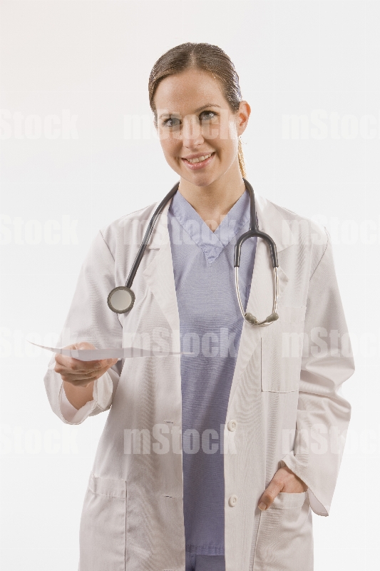 Doctora entregando receta médica 3