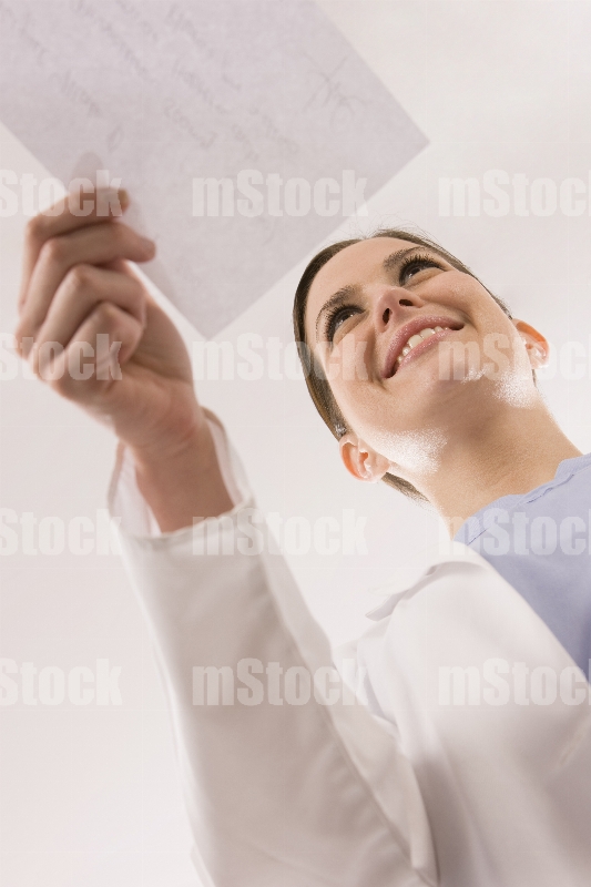Doctora entregando receta médica